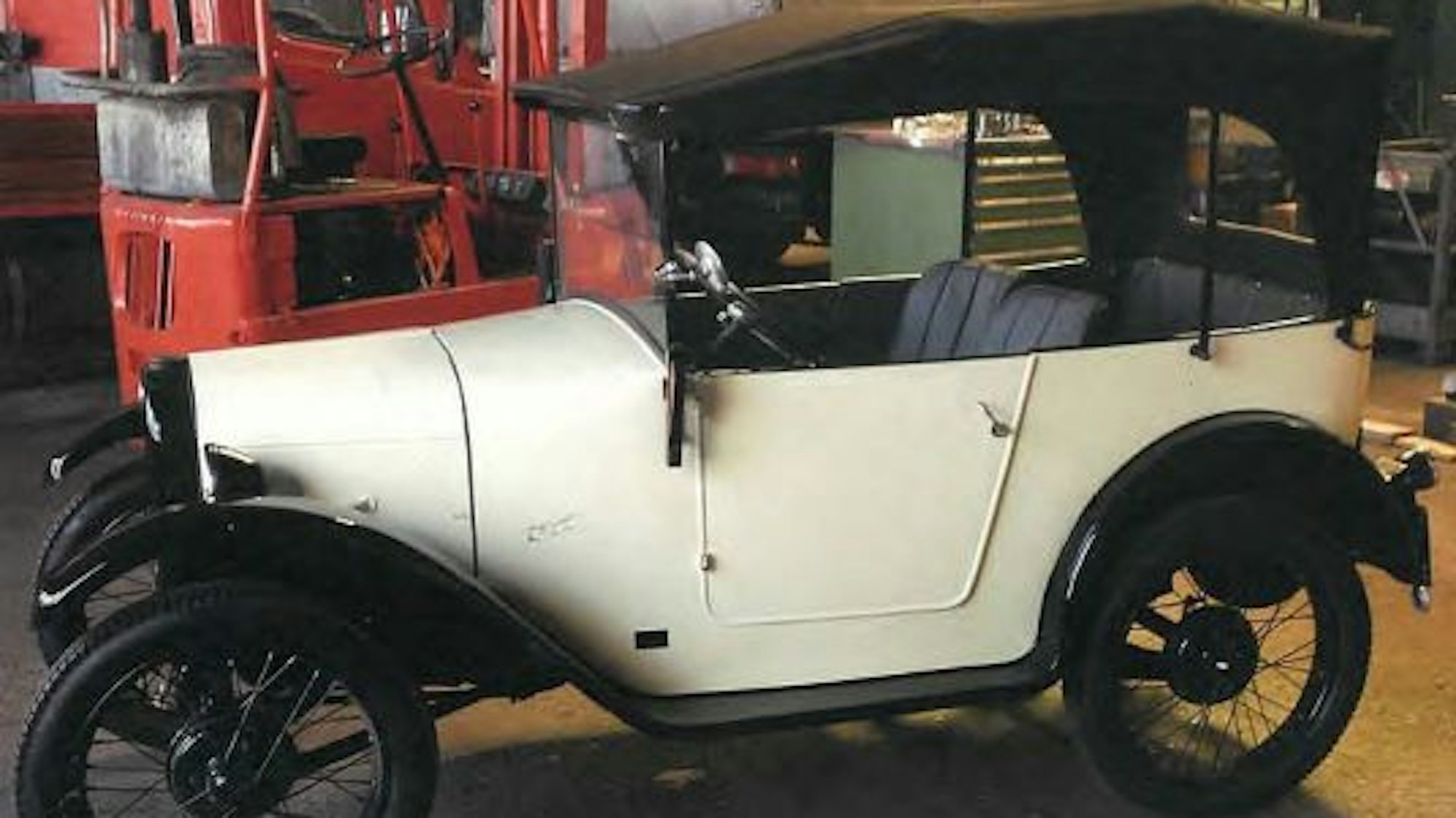 Der Oldtimer BMW Dixi an seinem üblichen Standort in einer Halle in Köln-Ehrenfeld.