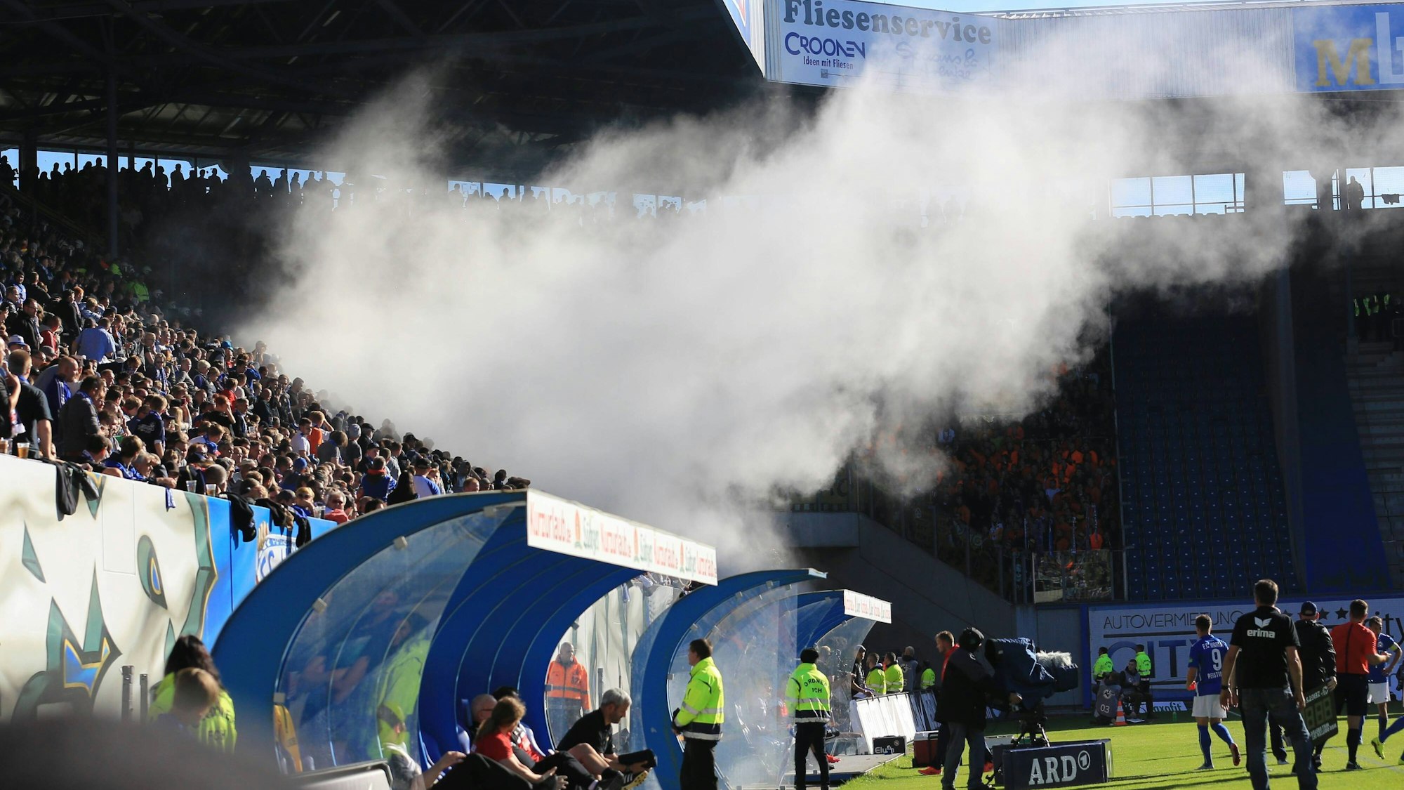 Im Derby zwischen Hansa Rostock und Dynamo Dresden steigt dichter Rauch von den Tribünen auf.