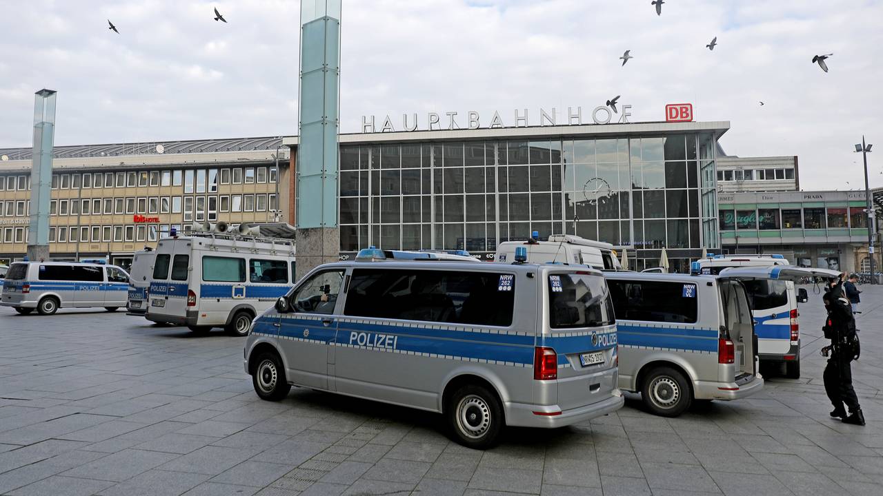Polizeifahrzeuge stehen vor dem Kölner Hauptbahnhof.