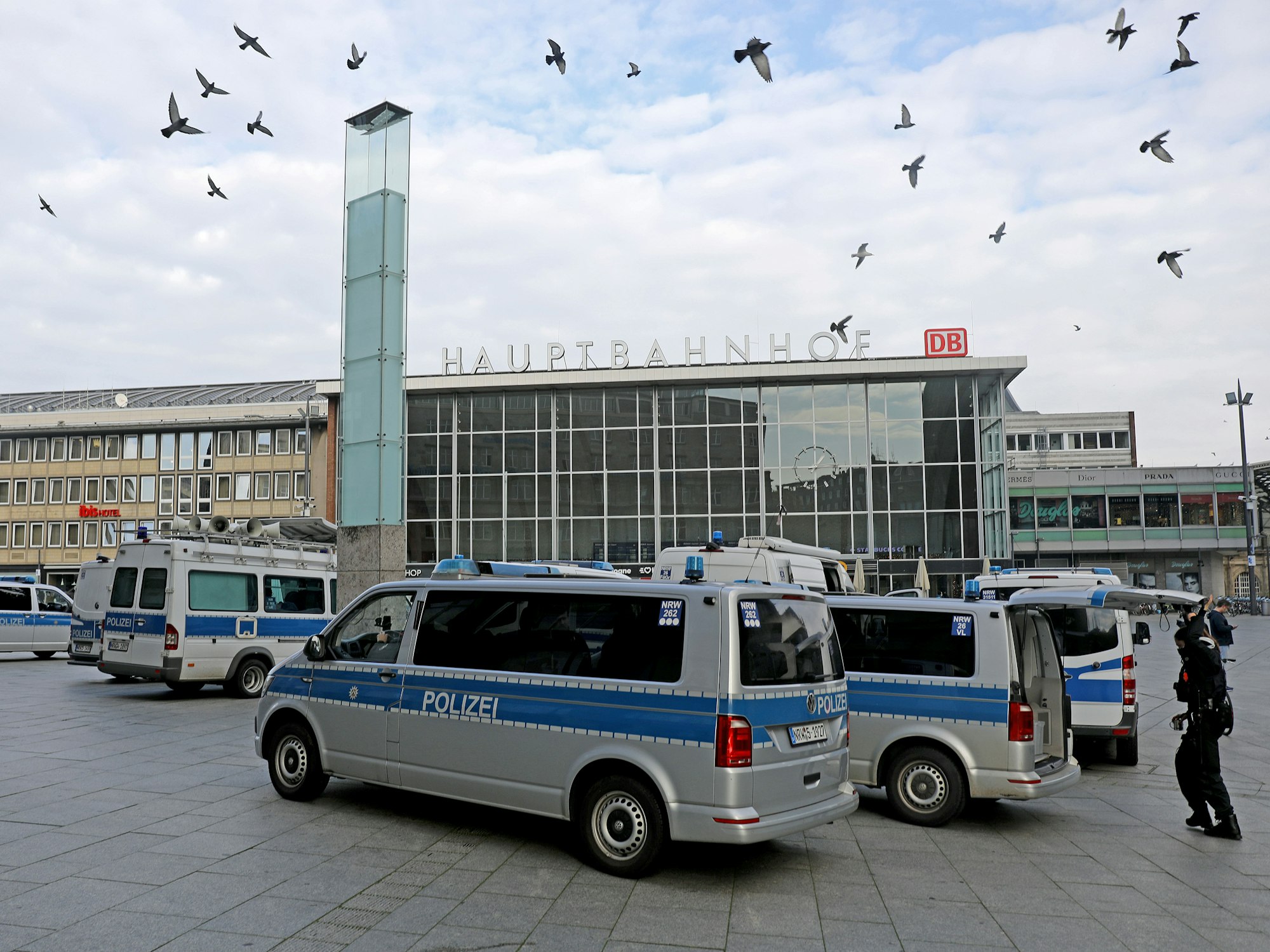 Polizeifahrzeuge stehen vor dem Kölner Hauptbahnhof.