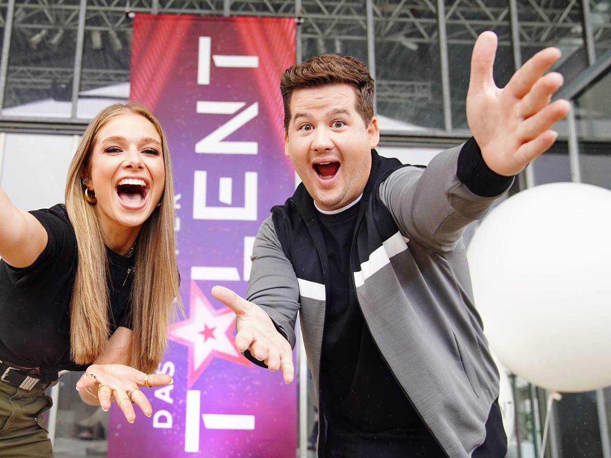 Lola Weippert und Chris Tall moderieren das Supertalent 2021 auf RTL.