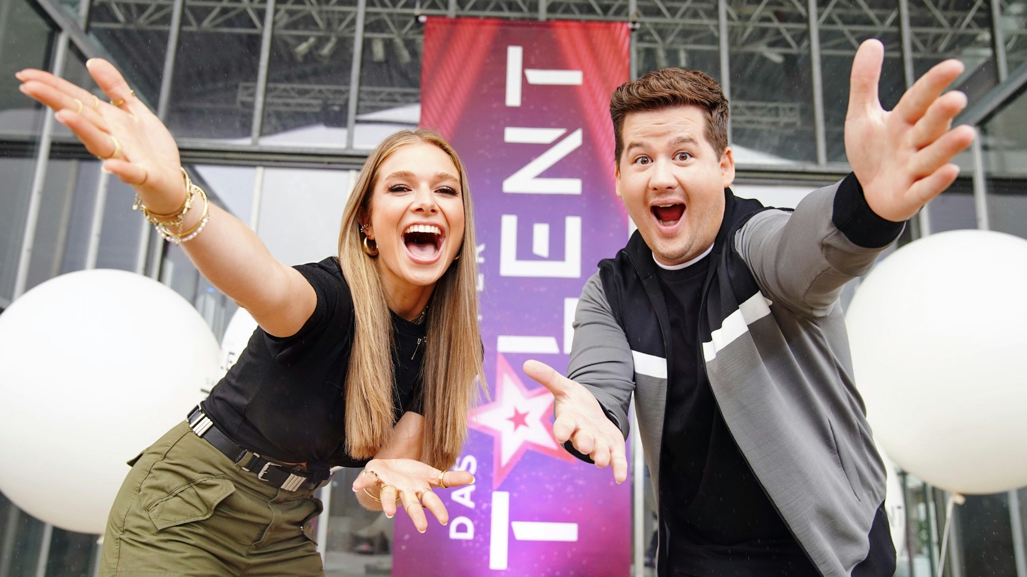 Lola Weippert und Chris Tall moderieren das Supertalent 2021 auf RTL.