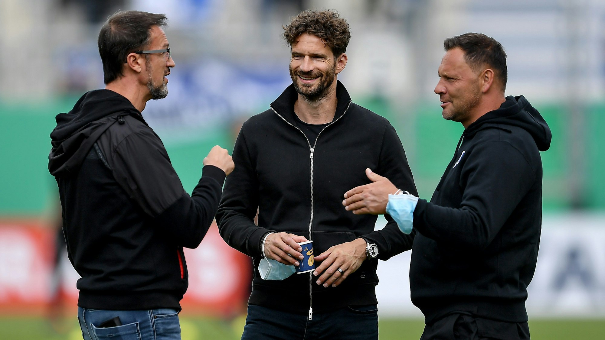 Fredi Bobic, Arne Friedrich und Pal Dardai von Hertha BSC unterhalten sich auf dem Platz.