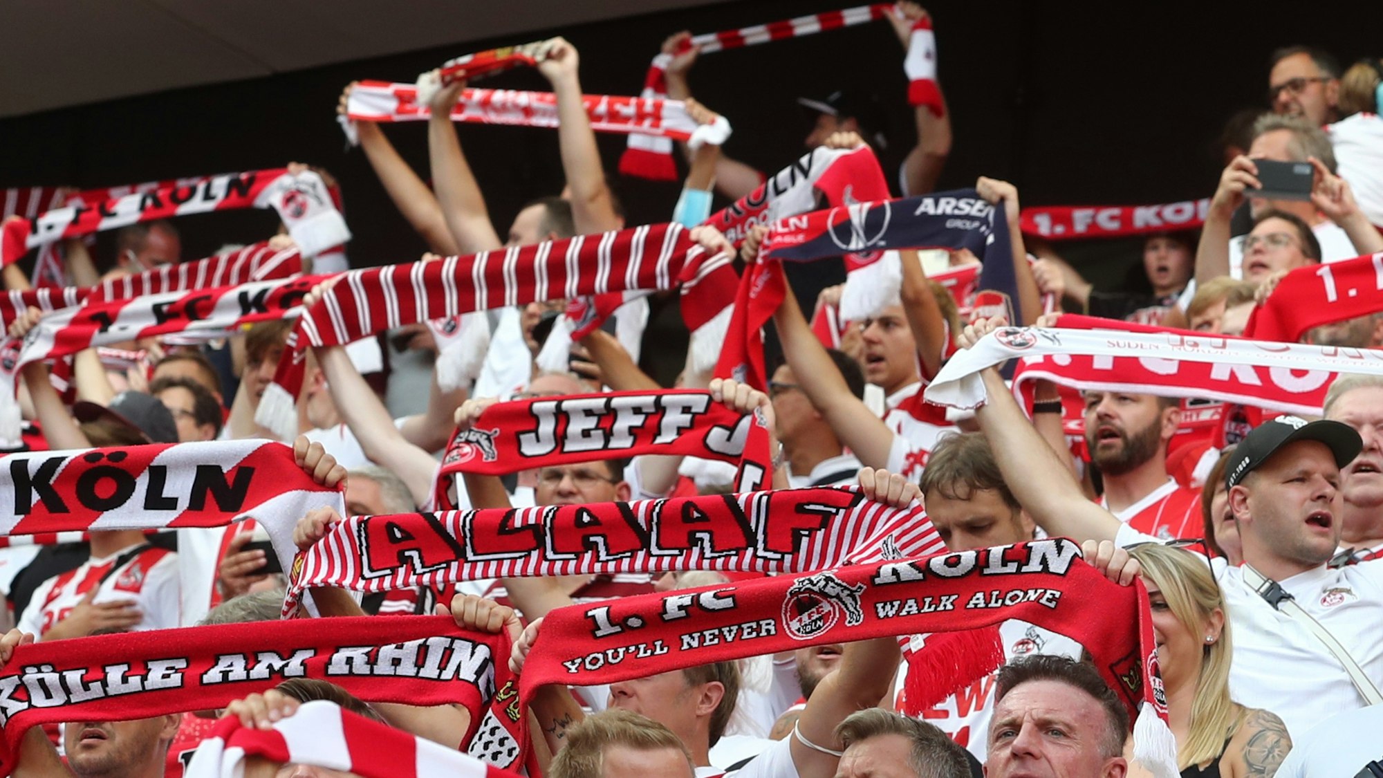 Fans des 1. FC Köln stehen im Rhein-Energie-Stadion.