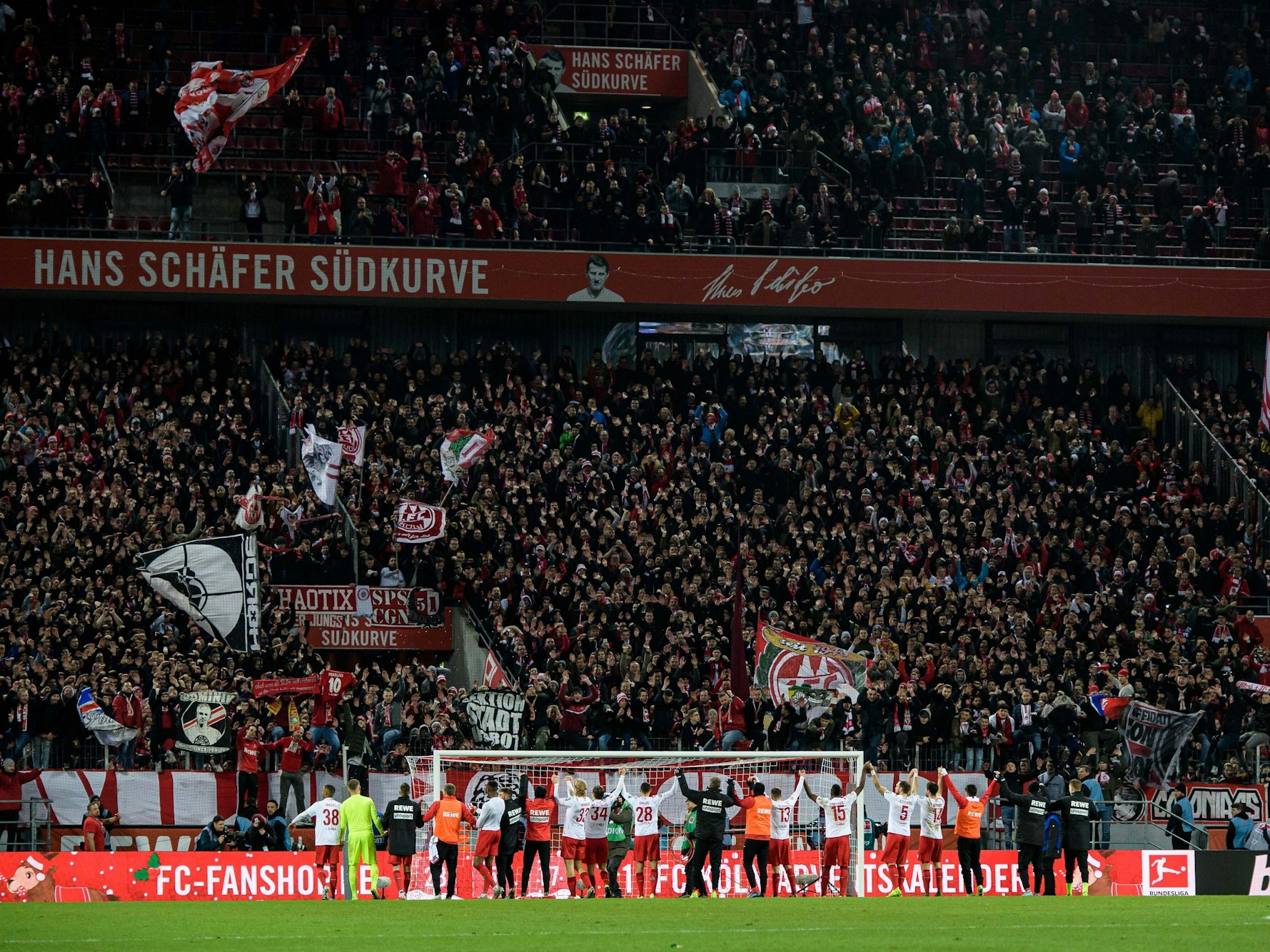 Der 1. FC Köln feiert den Sieg gegen Bayer Leverkusen.