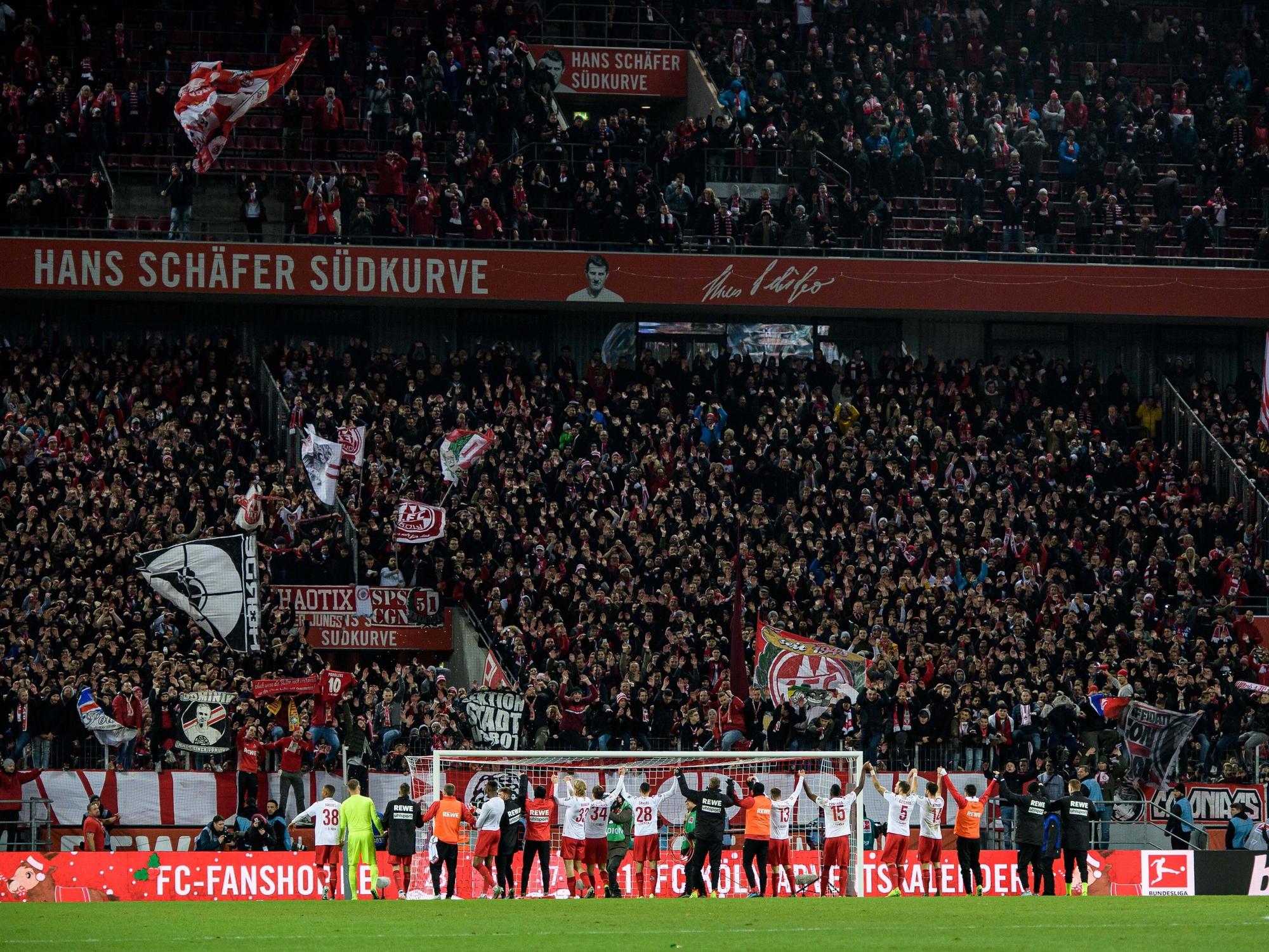 Der 1. FC Köln feiert den Sieg gegen Bayer Leverkusen.