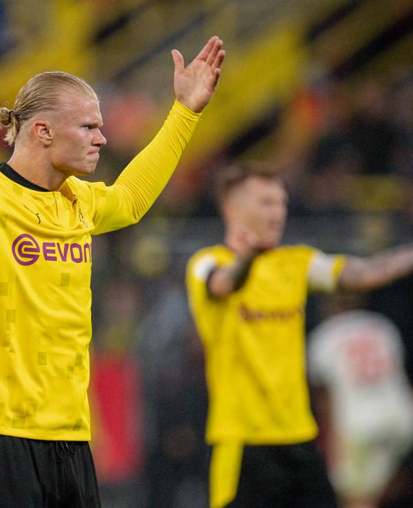 Erling Haaland von Borussia Dortmund gestikuliert beim Spiel gegen Bayern München auf dem Platz.