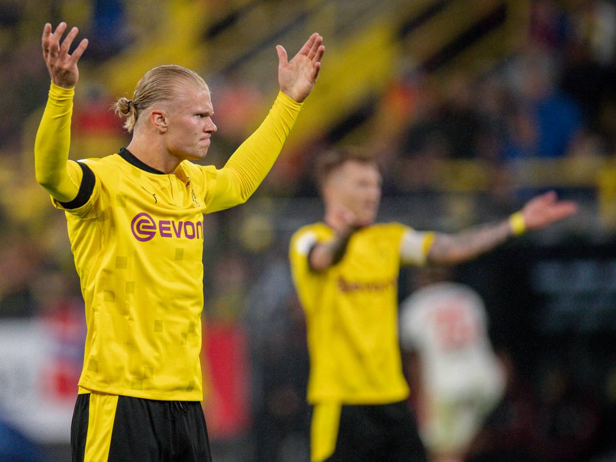 Erling Haaland von Borussia Dortmund gestikuliert beim Spiel gegen Bayern München auf dem Platz.