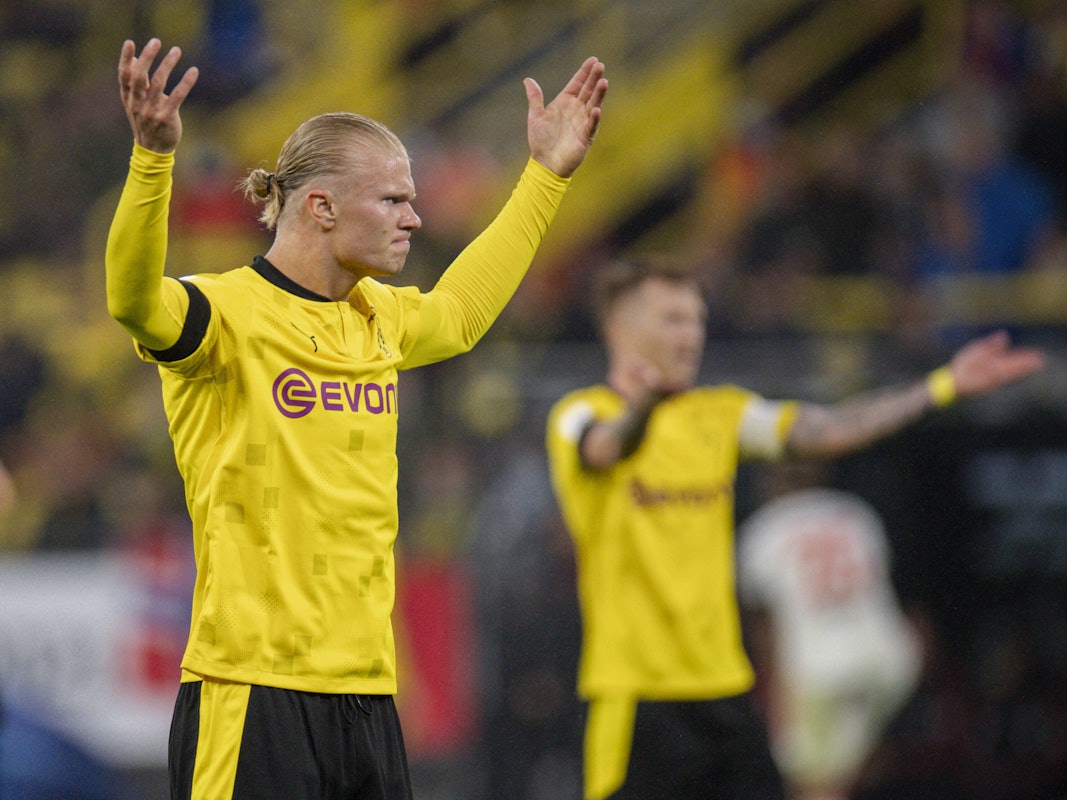 Erling Haaland von Borussia Dortmund gestikuliert beim Spiel gegen Bayern München auf dem Platz.