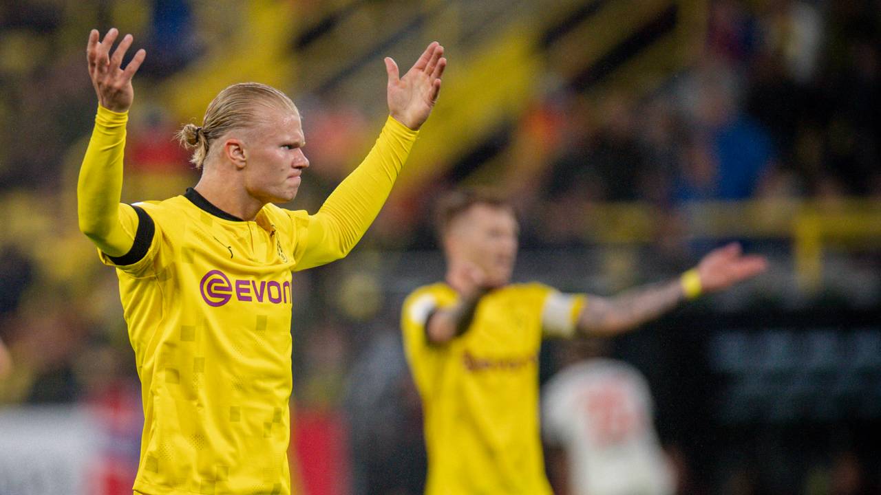 Erling Haaland von Borussia Dortmund gestikuliert beim Spiel gegen Bayern München auf dem Platz.