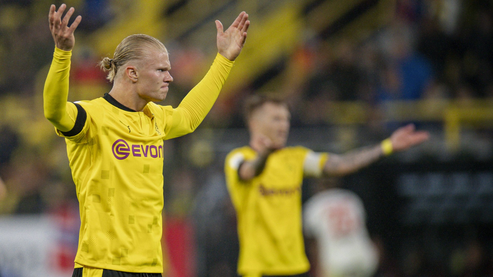 Erling Haaland von Borussia Dortmund gestikuliert beim Spiel gegen Bayern München auf dem Platz.