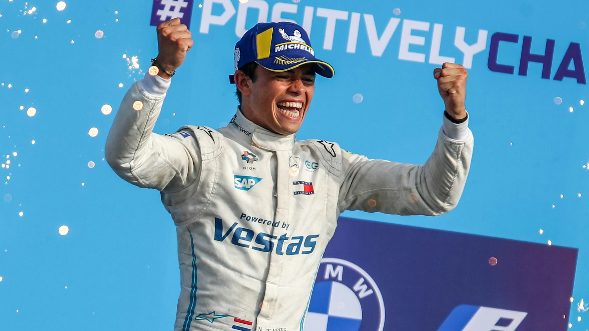 Formel-E-Weltmeisterschaft: Nyck de Vries vom Mercedes-Benz EQ Formula E Team jubelt bei seiner Ehrung zum Weltmeister 2021.