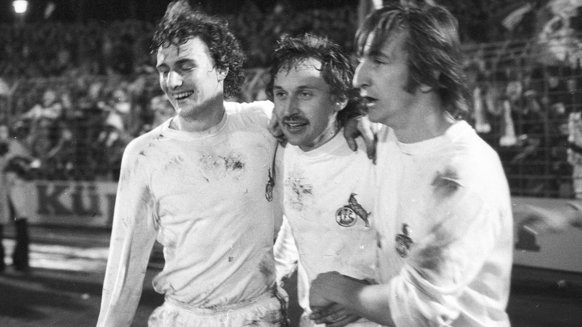 Dieter Müller, Heinz Flohe und Hannes Löhr jubeln für den 1. FC Köln.