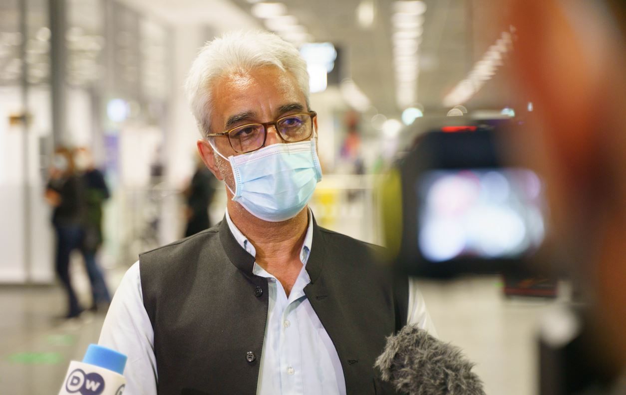 Zurück aus Afghanistan: Mahmud Sadjadi aus dem Ort Berod im Westerwald berichtet am frühen Morgen auf dem Frankfurter Flughafen den Medienvertretern von der Situation in Kabul und seiner Reise nach Deutschland.