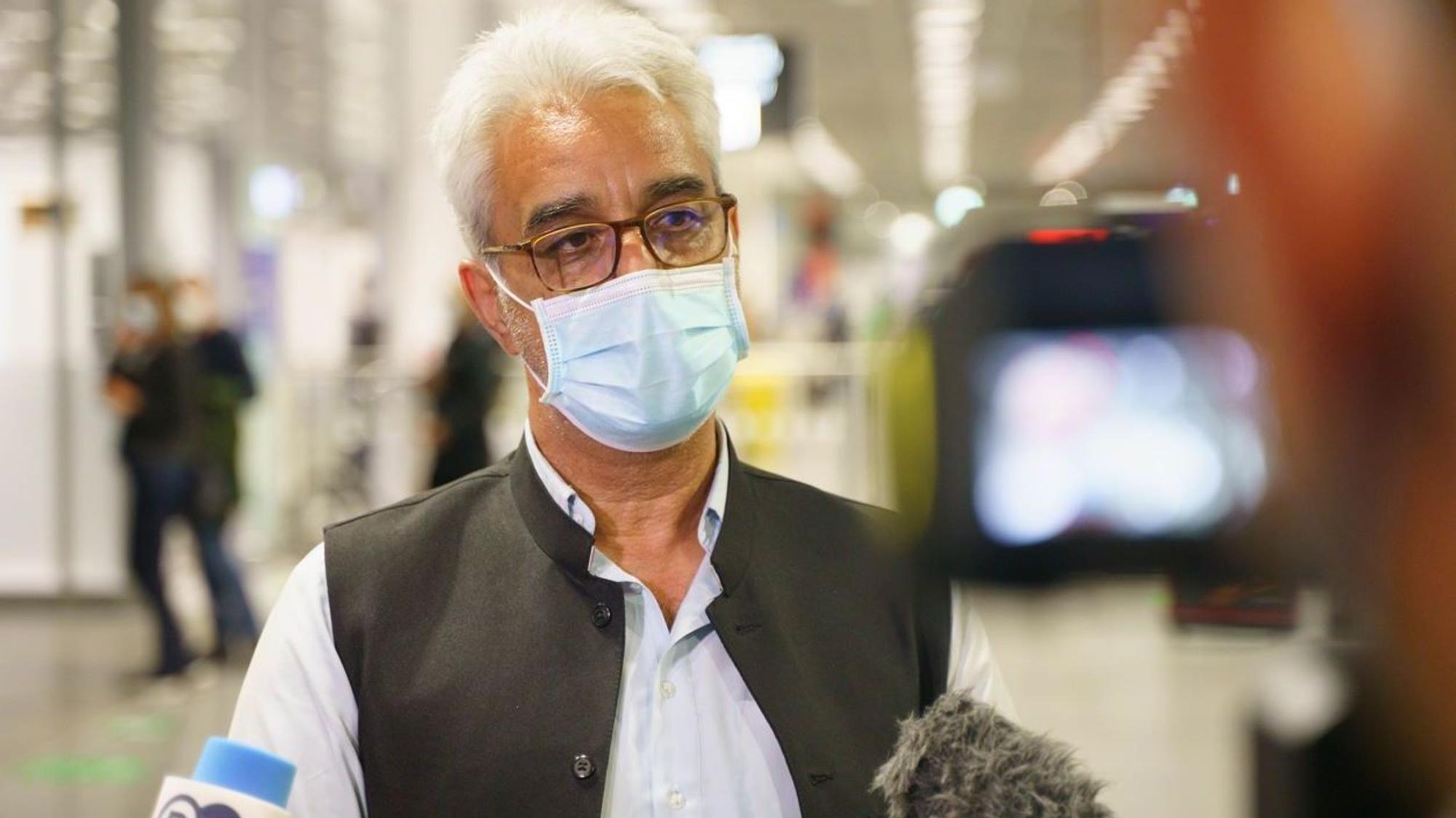 Zurück aus Afghanistan: Mahmud Sadjadi aus dem Ort Berod im Westerwald berichtet am frühen Morgen auf dem Frankfurter Flughafen den Medienvertretern von der Situation in Kabul und seiner Reise nach Deutschland.