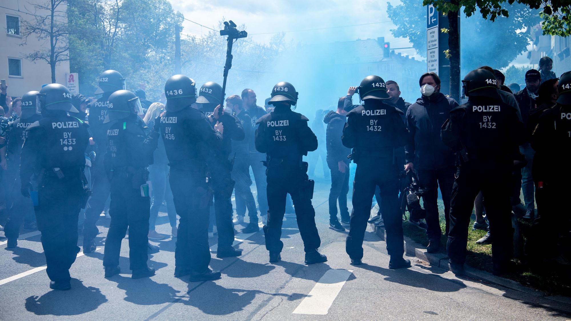 Die Polizei steht vor einer Gruppe Fans, die Pyrotechnik gezündet haben.