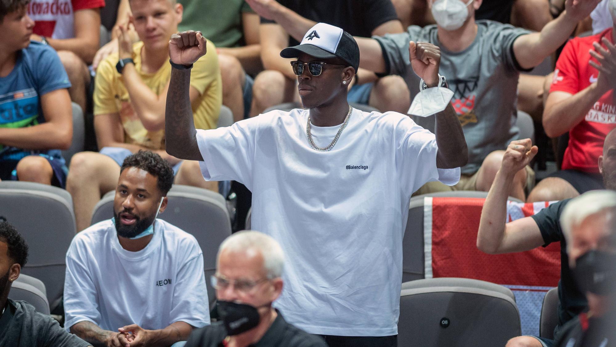 Dennis Schröder feuert die deutsche Basketball-Nationalmannschaft als Zuschauer an.