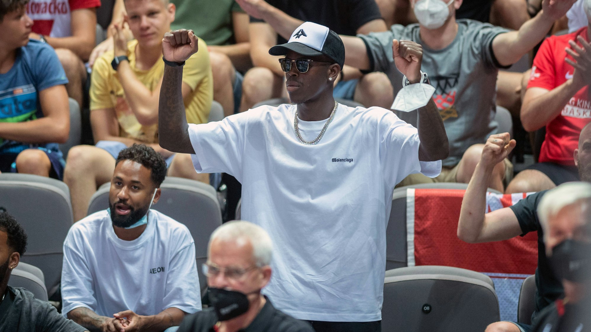 Dennis Schröder feuert die deutsche Basketball-Nationalmannschaft als Zuschauer an.