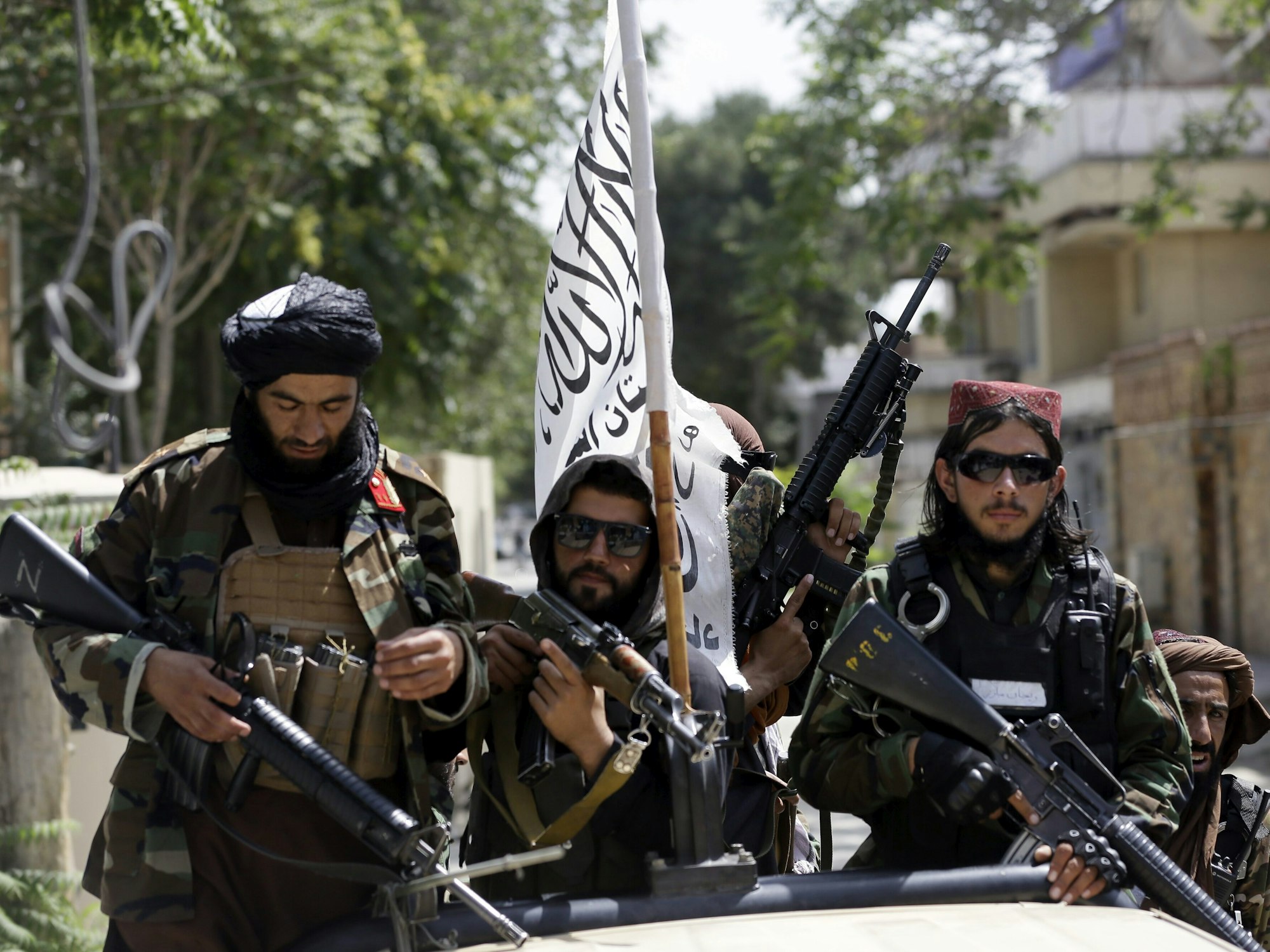 Die Taliban (hier bewaffnete Kämpfer am 19. August in Kabul) suchen offenbar gezielt nach Personen für Vergeltungsaktionen.