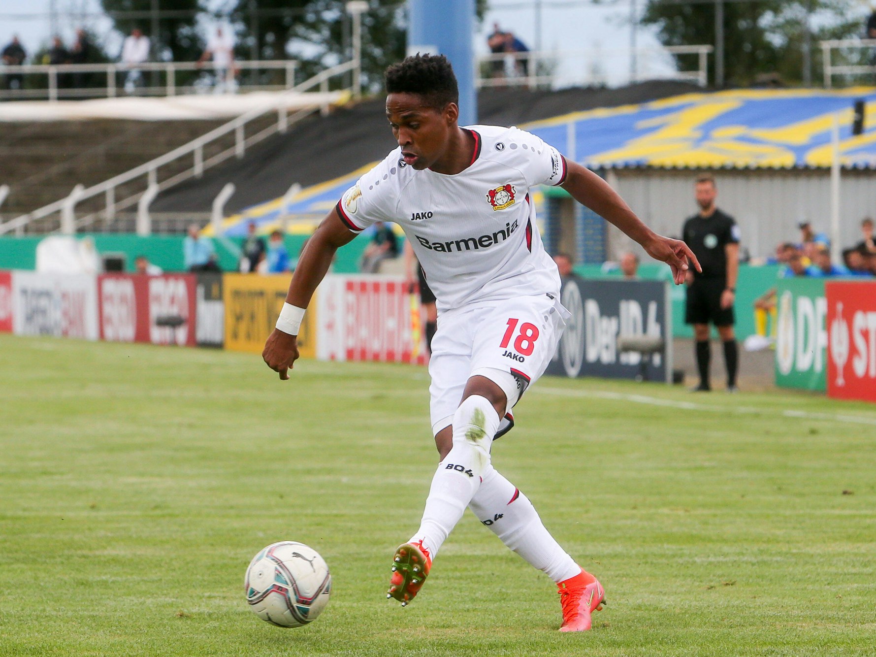 Leverkusens Wendell spielt beim DFB-Pokalspiel gegen Leipzig einen Pass.