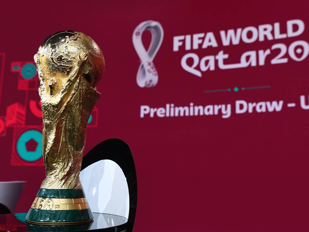 Der WM-Pokal steht bei der Auslosung für die WM-Qualifikation auf der Bühne.