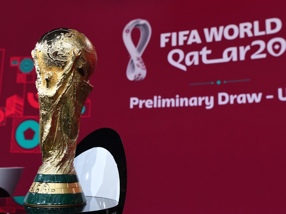 Der WM-Pokal steht bei der Auslosung für die WM-Qualifikation auf der Bühne.
