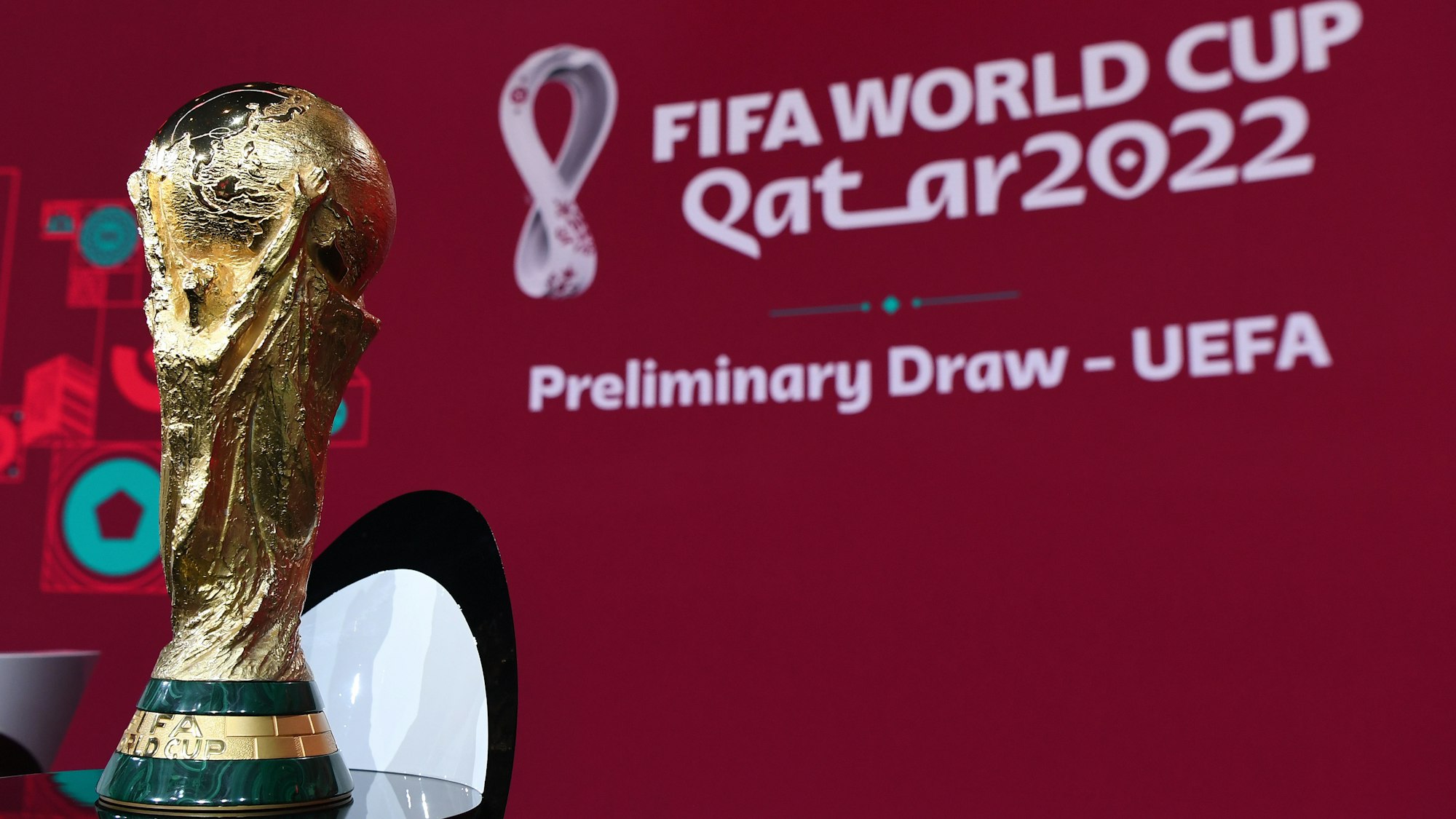 Fußball: Gruppen-Auslosung Europa für die WM-Qualifikation 2022 im Hallenstadion. Der FIFA-WM-Pokal steht vor Beginn der Auslosung auf der Bühne. +++ dpa-Bildfunk +++