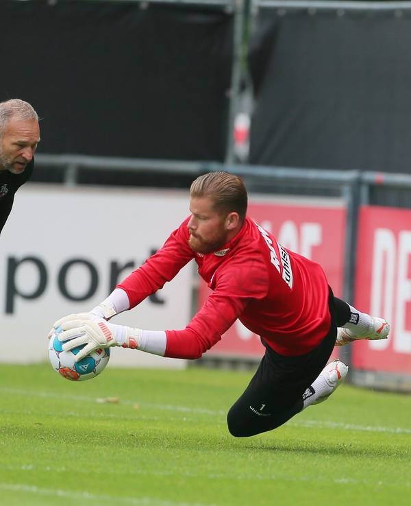 Uwe Gospodarek und Timo Horn (1. FC Köln) bei der Arbeit im Training.