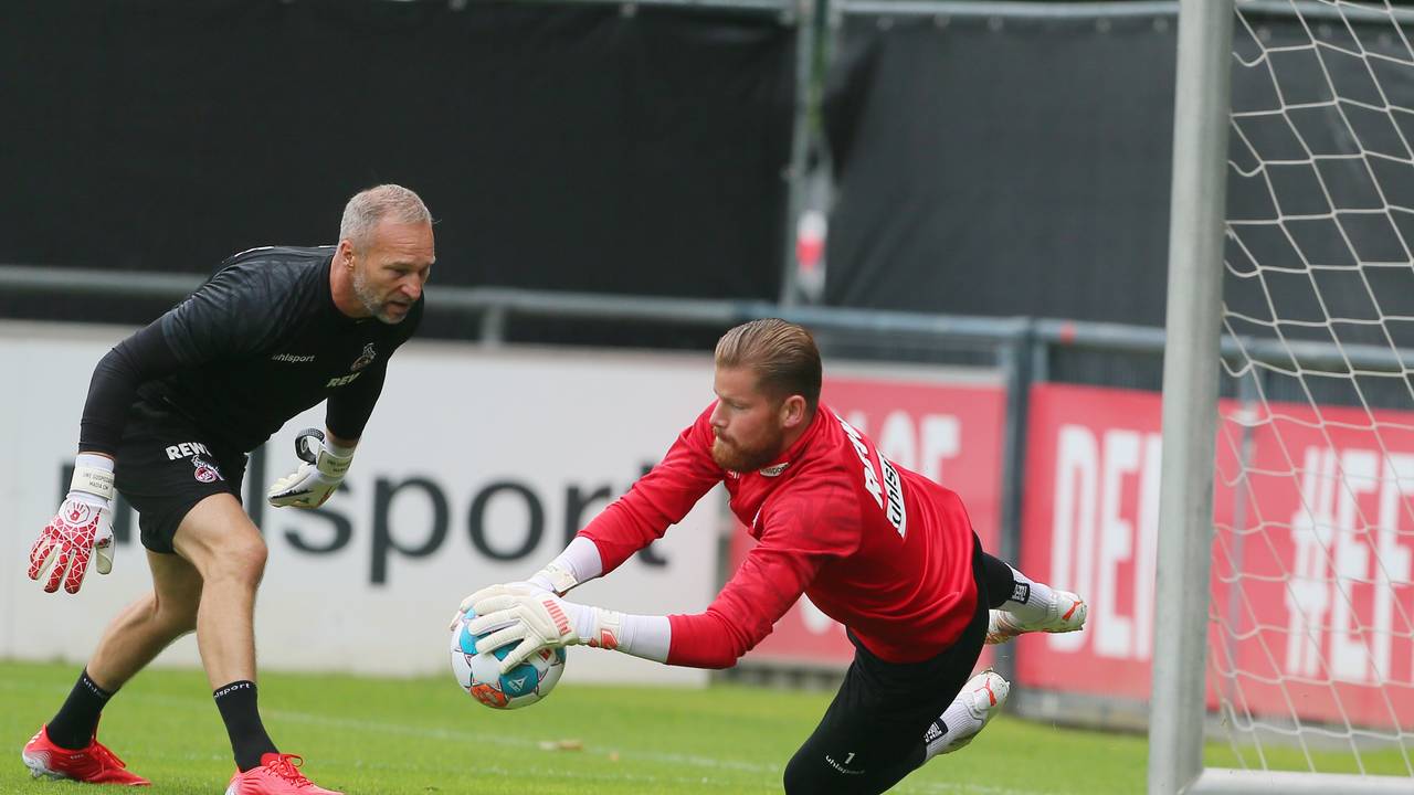 Uwe Gospodarek und Timo Horn (1. FC Köln) bei der Arbeit im Training.