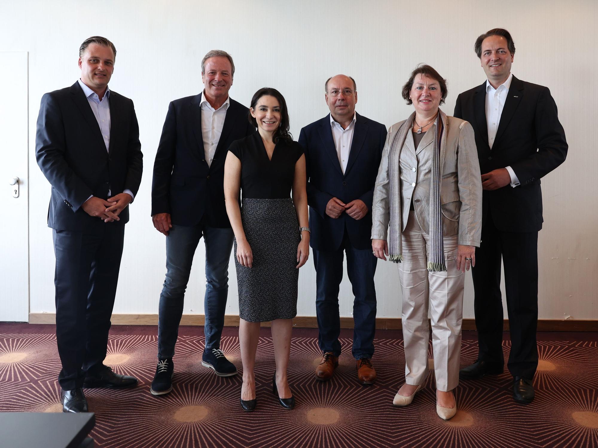 Gruppenfoto mit Dr. Konrad Adenauer, Michael Garvens, Dr. Janina Jänsch, Thomas Breuer, Anne Henk-Hollstein und Karl Alexander Mandl.