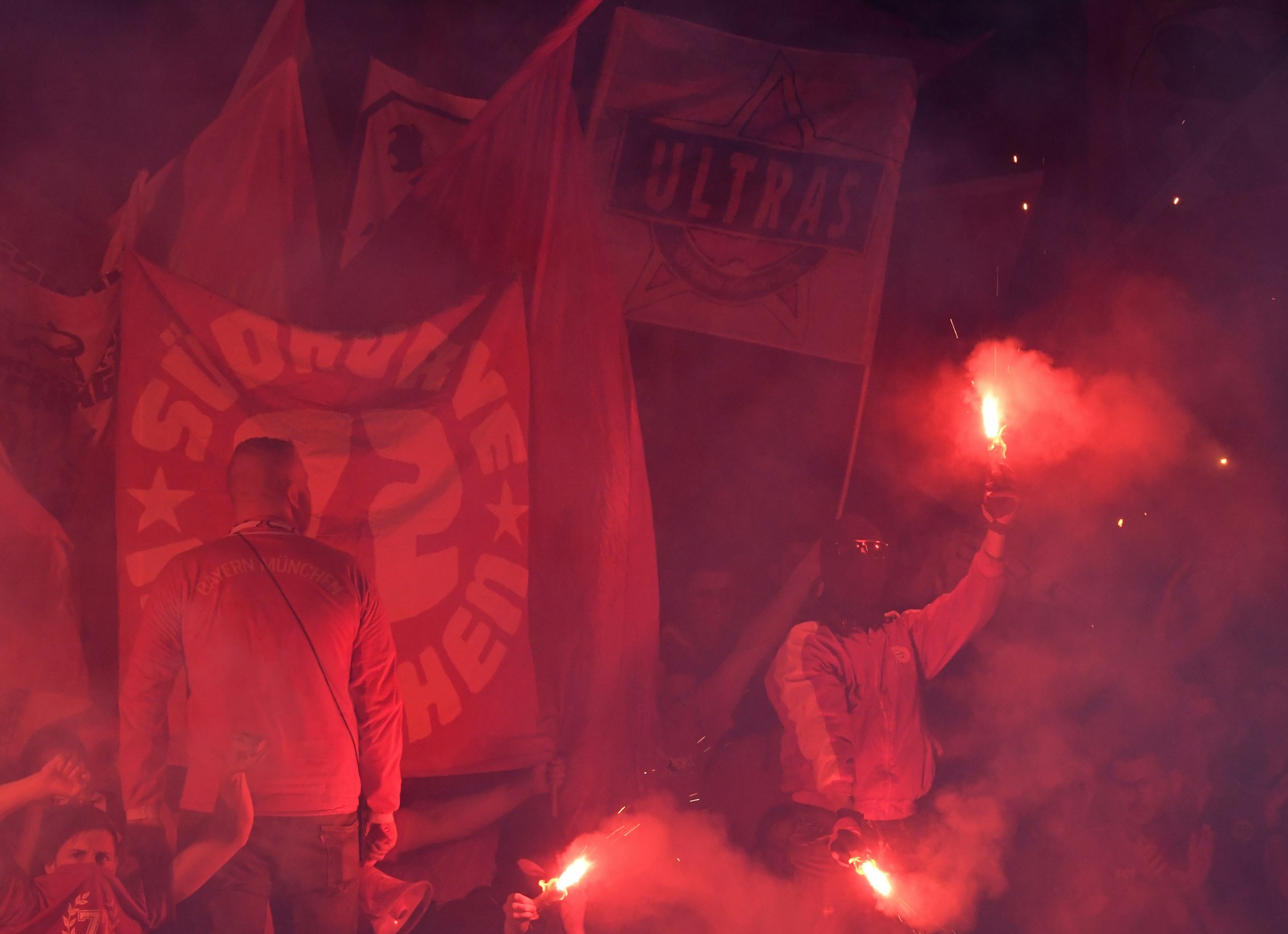 Bayern-Ultras zünden Pyrotechnik