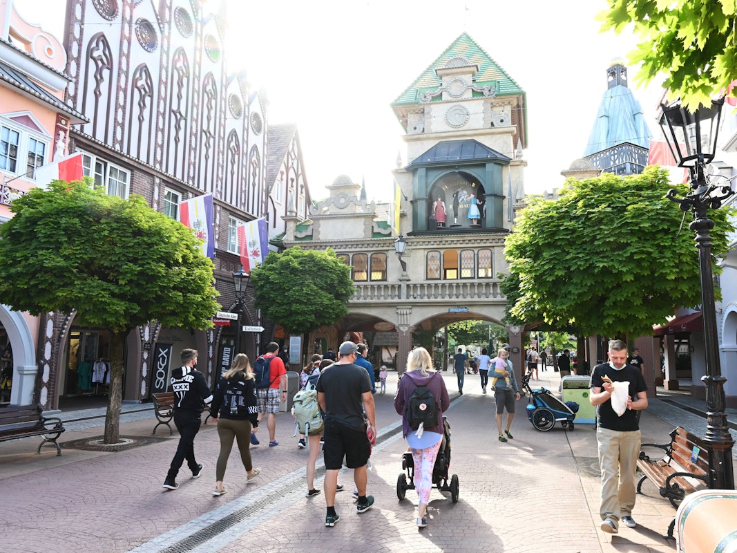 Der Europa-Park (hier ein Foto vom Juli 2021) hat inzwischen auf den Wirbel um die Armbänder reagiert.