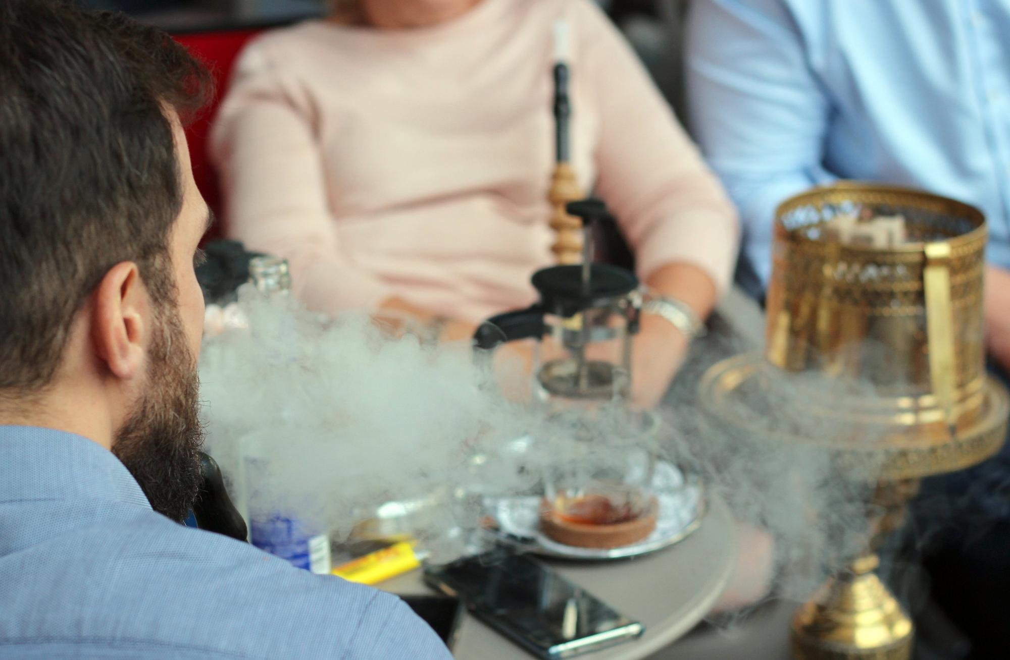In Mülheim (NRW) ist die Polizei systematisch gegen Clankriminalität vorgegangen. Unter anderem wurden auch Shisha-Bars ins Visier genommen (Symbolbild aus Österreich von 2019).