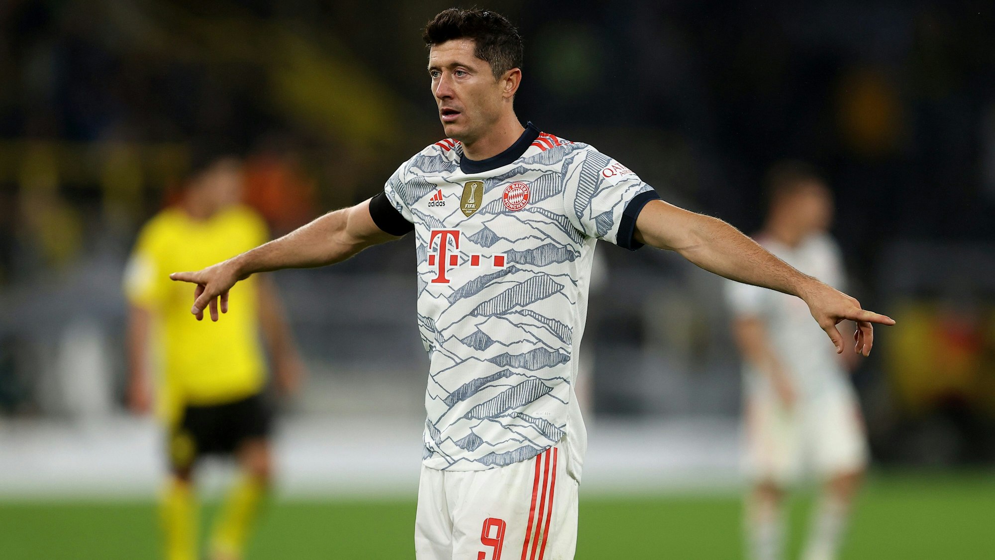Robert Lewandowski bejubelt seine zwei Treffer gegen Borussia Dortmund