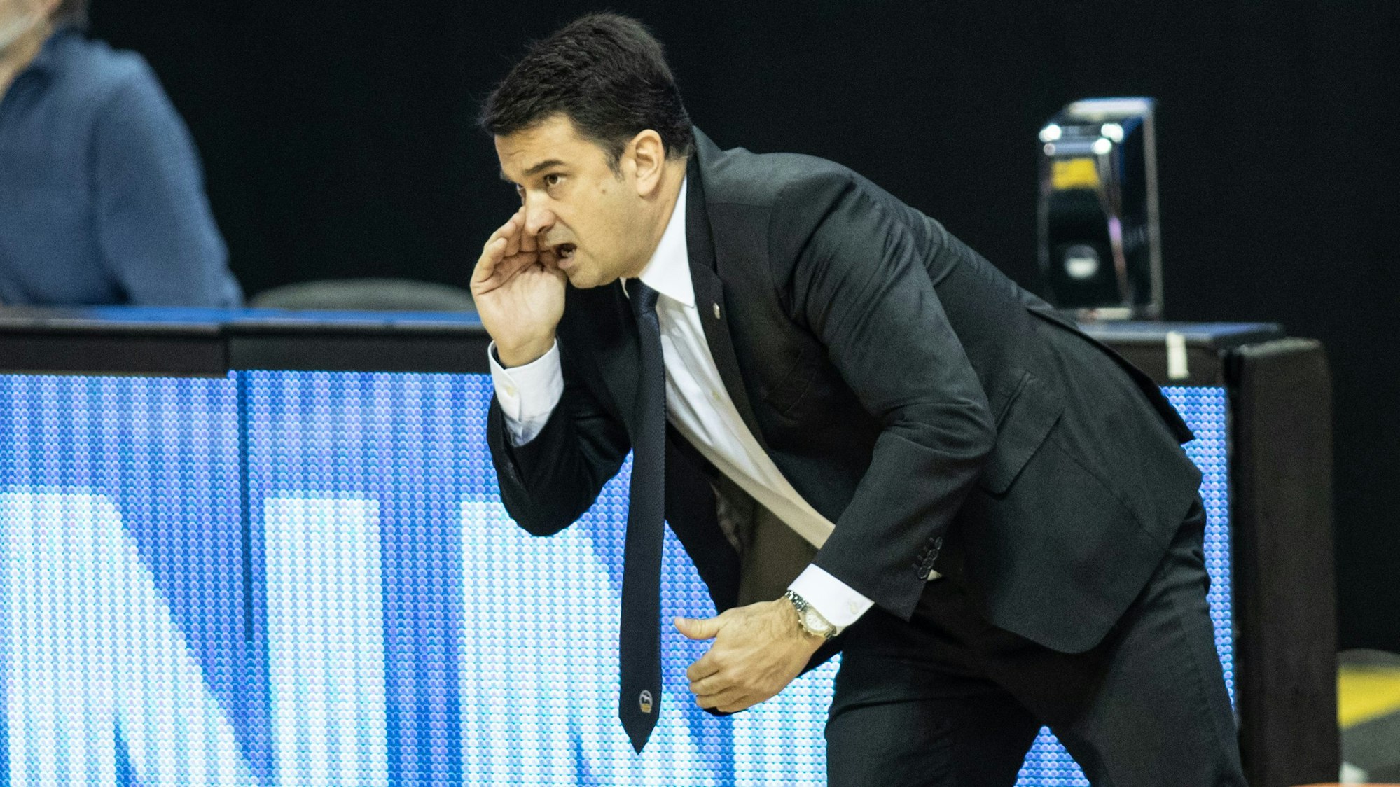 Alba Berlins Co-Trainer Israel Gonzalez ruft seinem Team etwas zu.