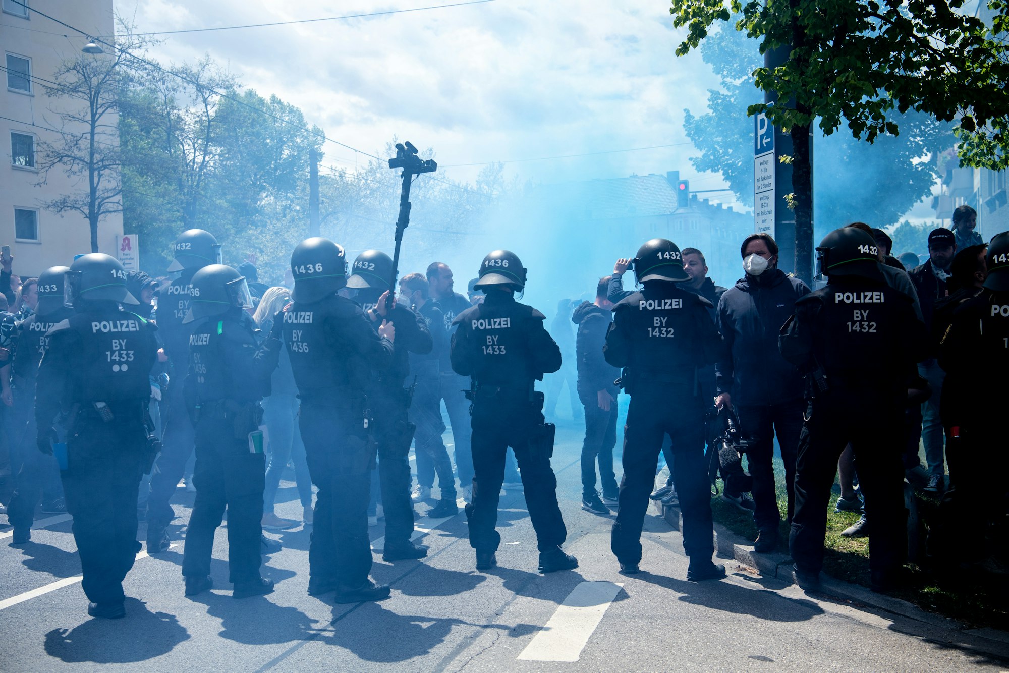 Die Polizei filmt die Fans vom TSV 1860 München auf der Straße.