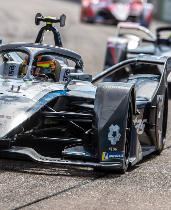 Stoffel Vandoorne vom Mercedes-Benz EQ Formula E Team fährt auf der Rennstrecke in Berlin.