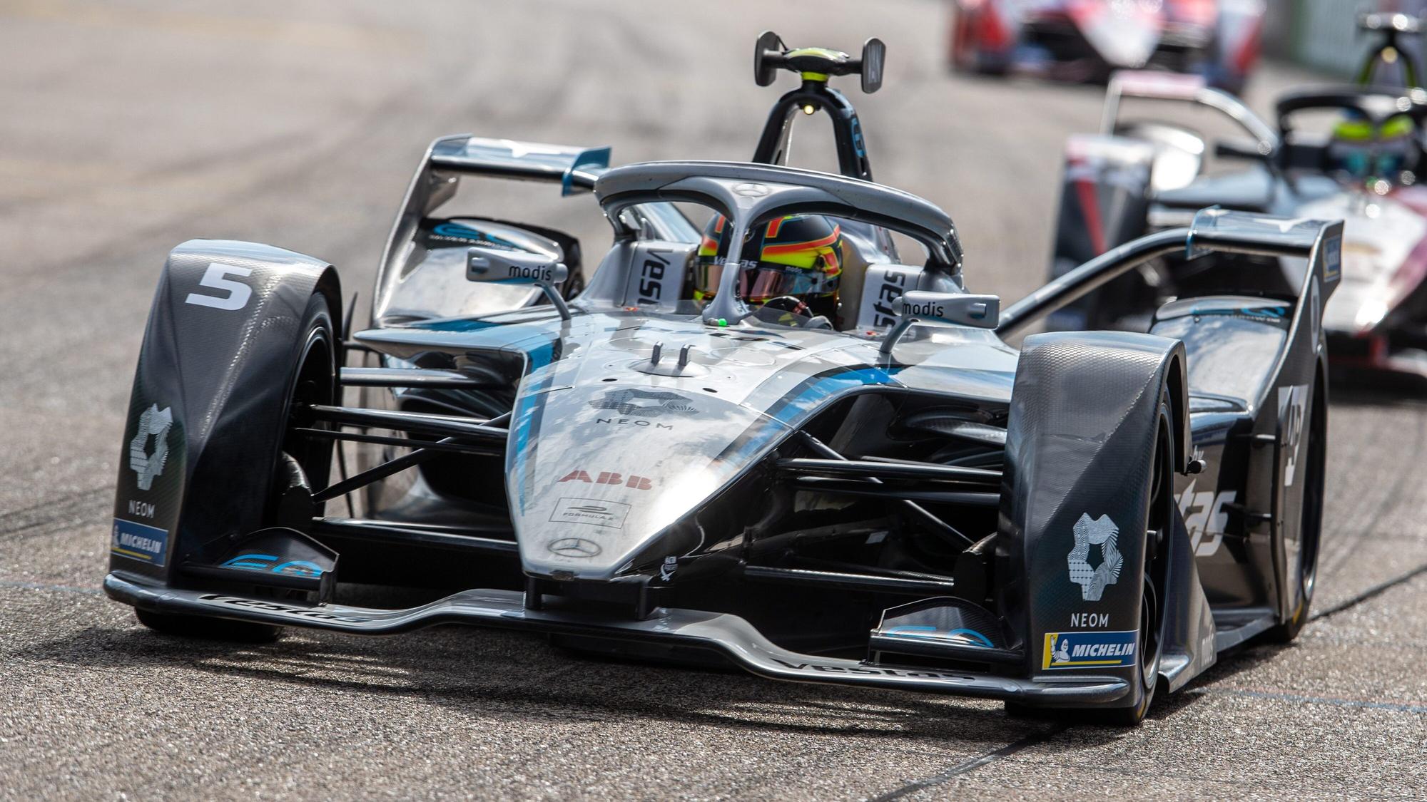 Stoffel Vandoorne vom Mercedes-Benz EQ Formula E Team fährt auf der Rennstrecke in Berlin.