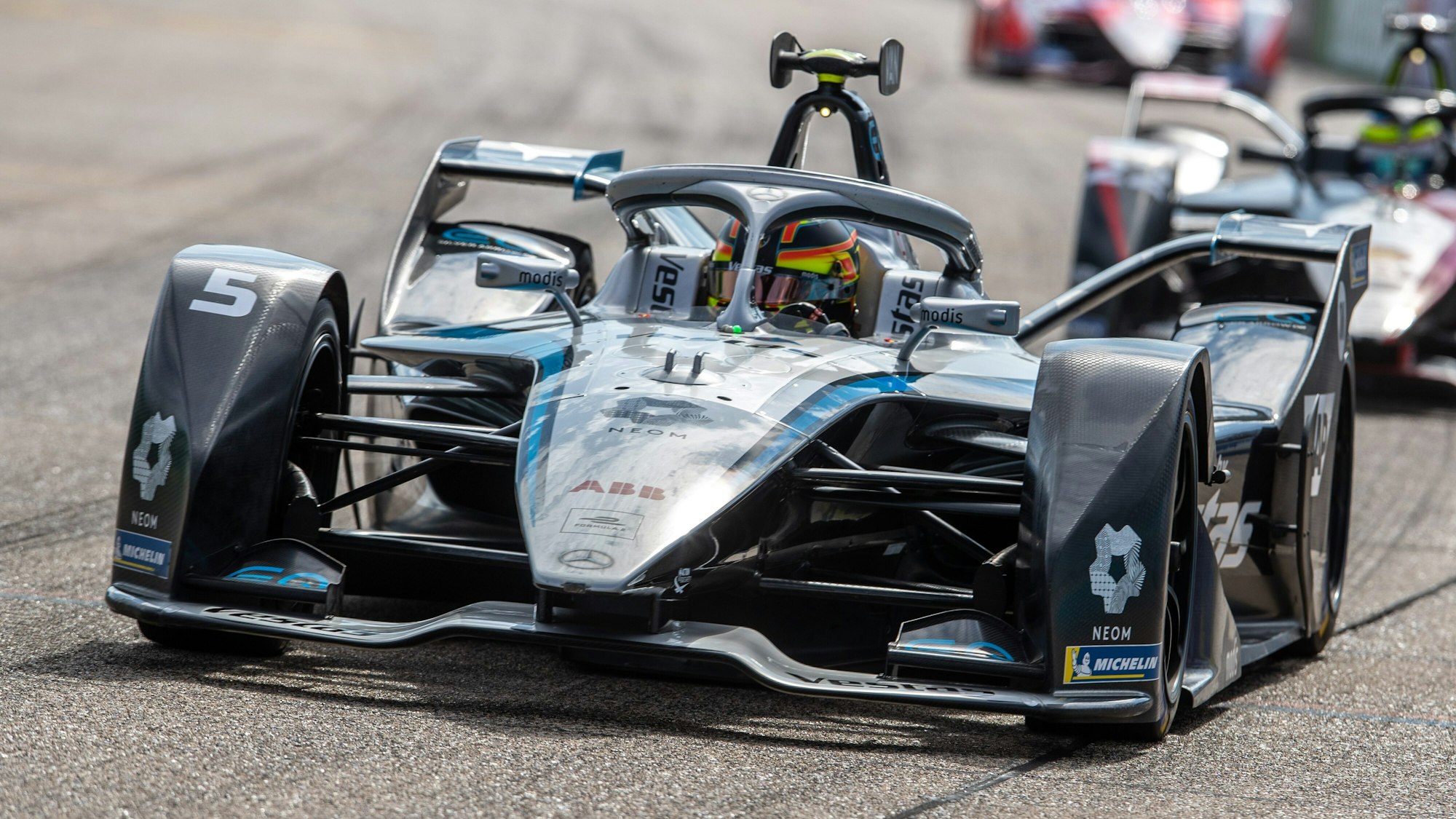 Stoffel Vandoorne vom Mercedes-Benz EQ Formula E Team fährt auf der Rennstrecke in Berlin.