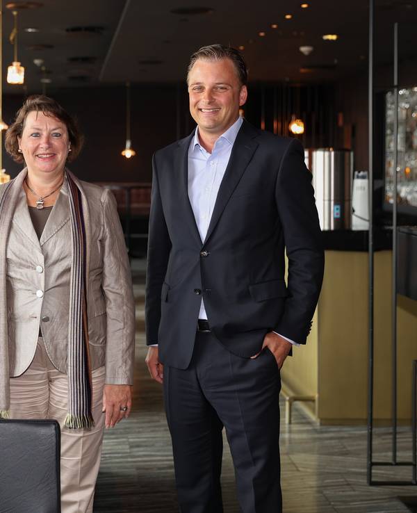 Michael Garvens, Anne Henk-Hollstein und Dr. Konrad Adenauer blicken im Pullman-Hotel in die Kamera.
