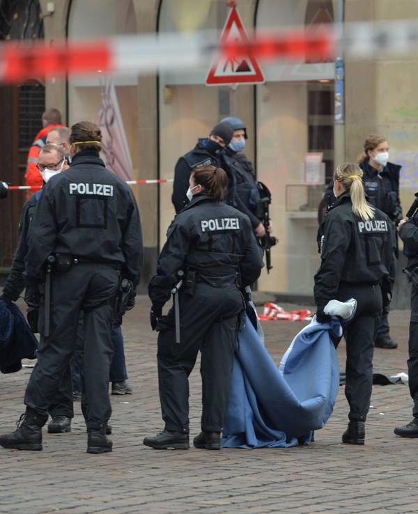Amokfahrt in Trier (Rheinland-Pfalz): Das Bild stammt vom Einsatz im Dezember 2020. Der angeklagte will nun schweigen.