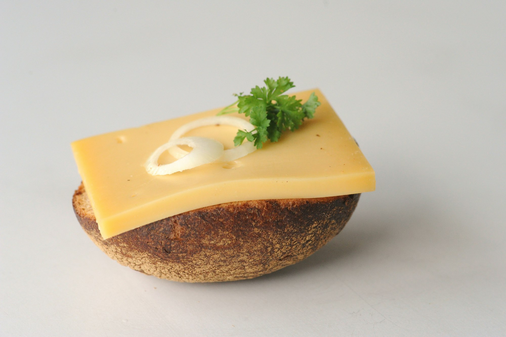 Halver Hahn: Ein Röggelchen mit Käse, Send und Zwiebeln.