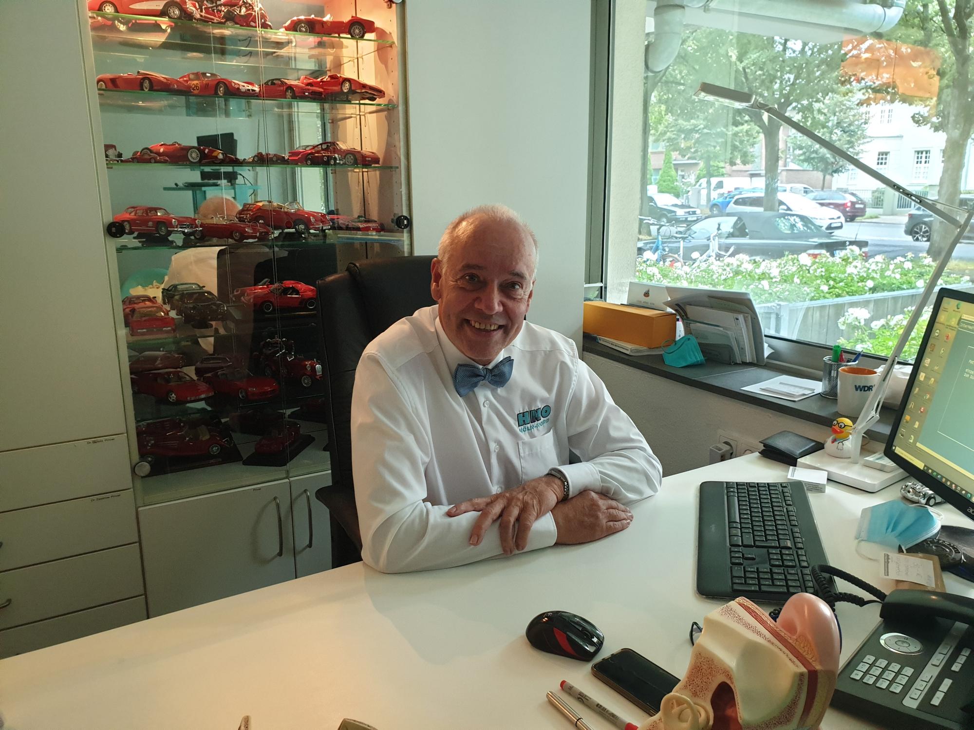 Impfarzt Dr. Jürgen Zastrow in seinem Büro.