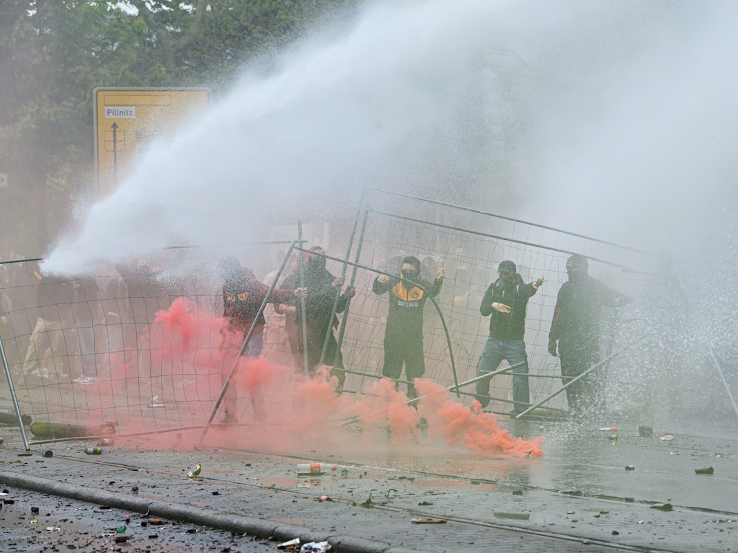 Fans von Dynamo Dresden randalieren nach dem Zweitliga-Aufstieg