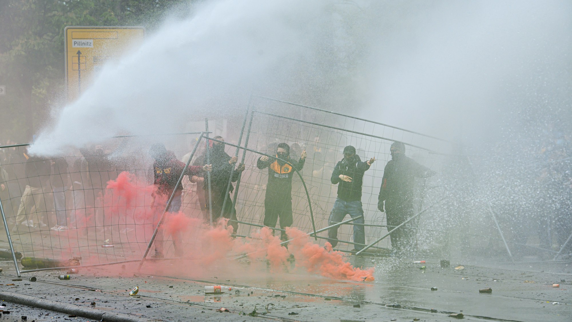 Fans von Dynamo Dresden randalieren nach dem Zweitliga-Aufstieg