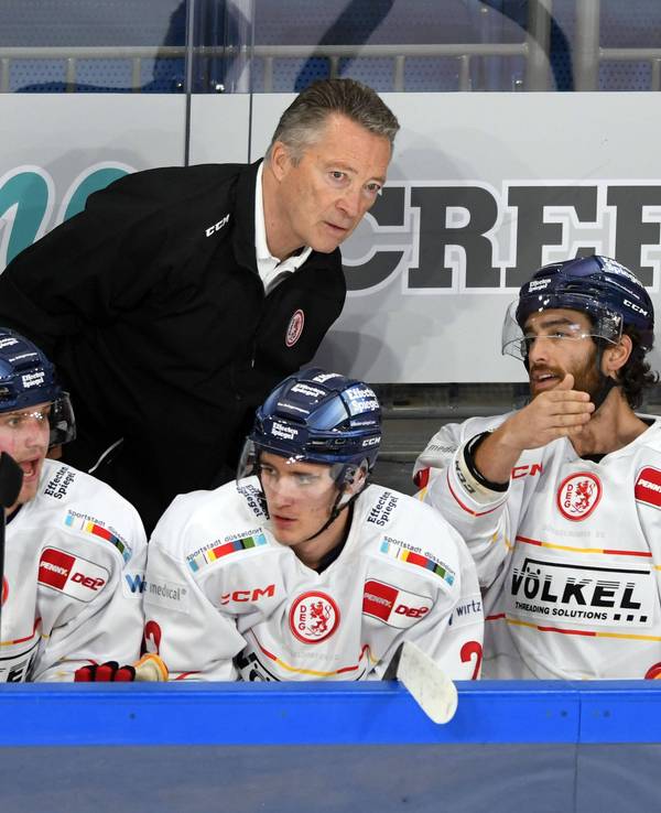 Mike Fischer, Cedric Schiemenz und Jerry D'Amigo von der Düsseldorfer EG sprechen mit Trainer Harold Kreis.