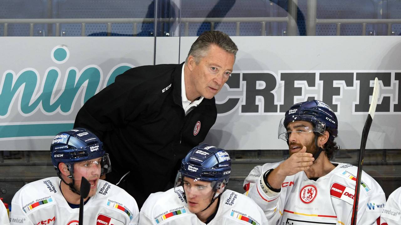 Mike Fischer, Cedric Schiemenz und Jerry D'Amigo von der Düsseldorfer EG sprechen mit Trainer Harold Kreis.