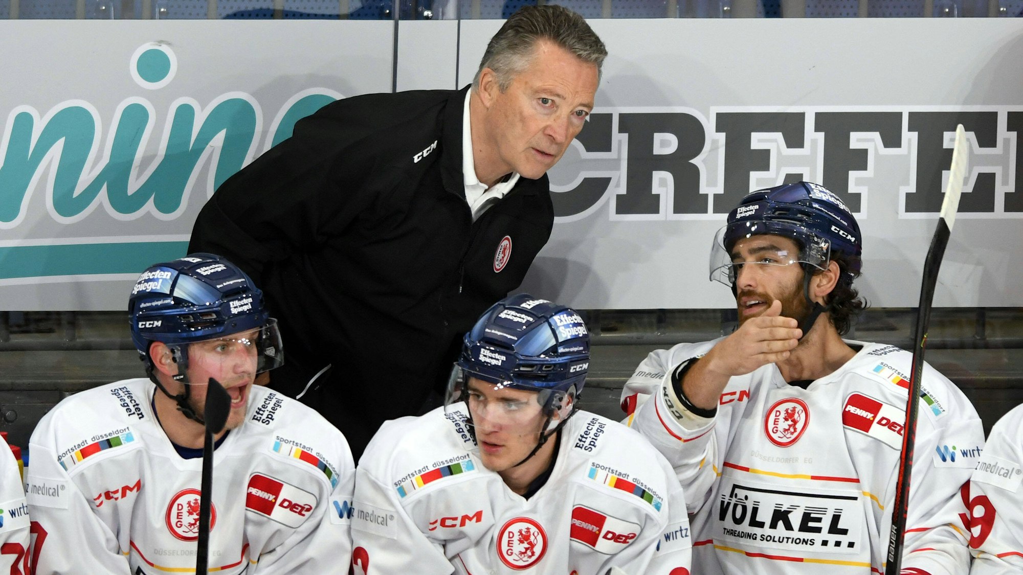 Mike Fischer, Cedric Schiemenz und Jerry D'Amigo von der Düsseldorfer EG sprechen mit Trainer Harold Kreis.