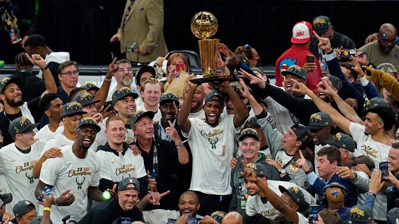 Siegerehrung der Milwaukee Bucks nach dem Sieg gegen die Phoenix Suns im NBA-Finale.