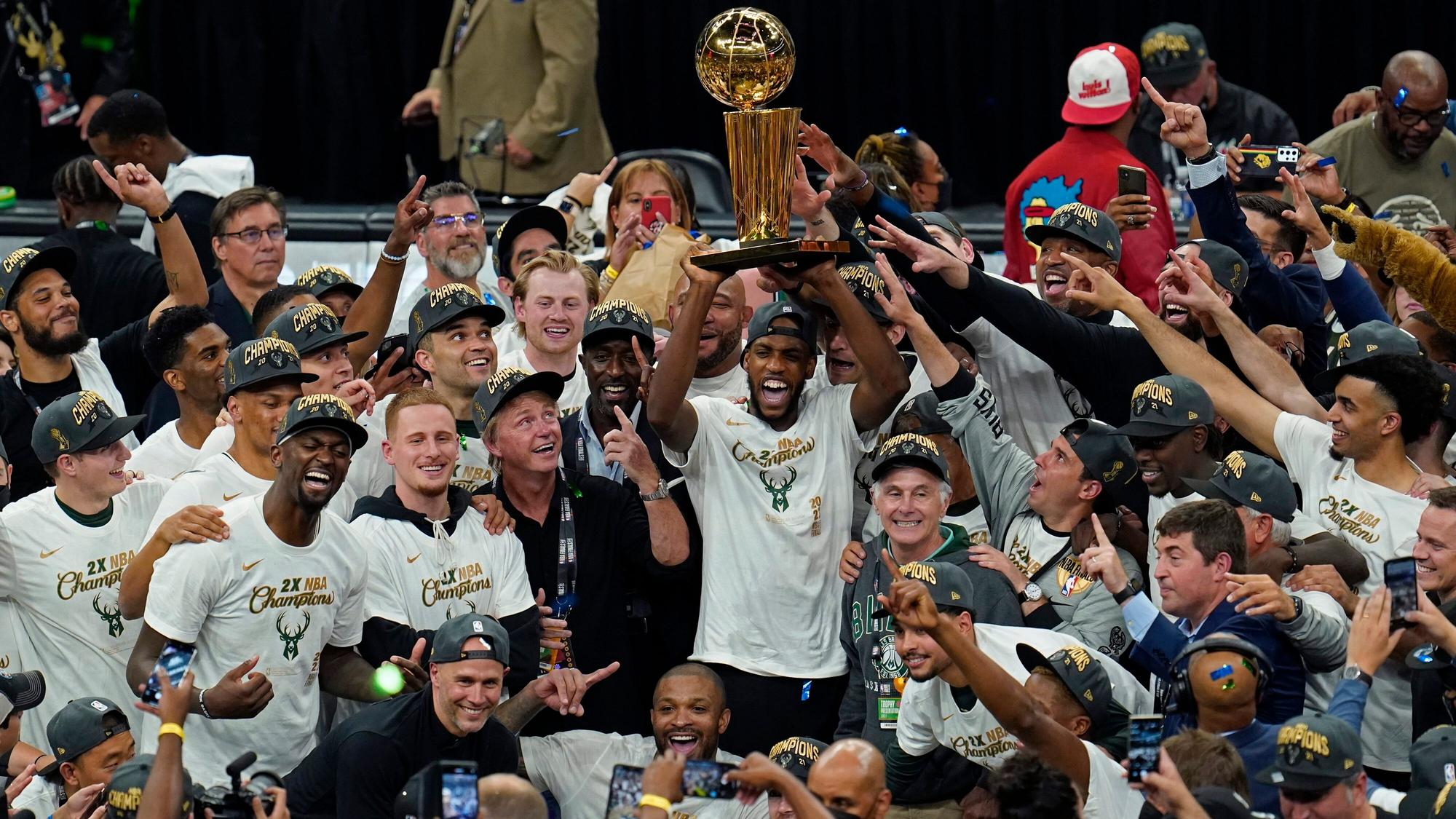 Siegerehrung der Milwaukee Bucks nach dem Sieg gegen die Phoenix Suns im NBA-Finale.